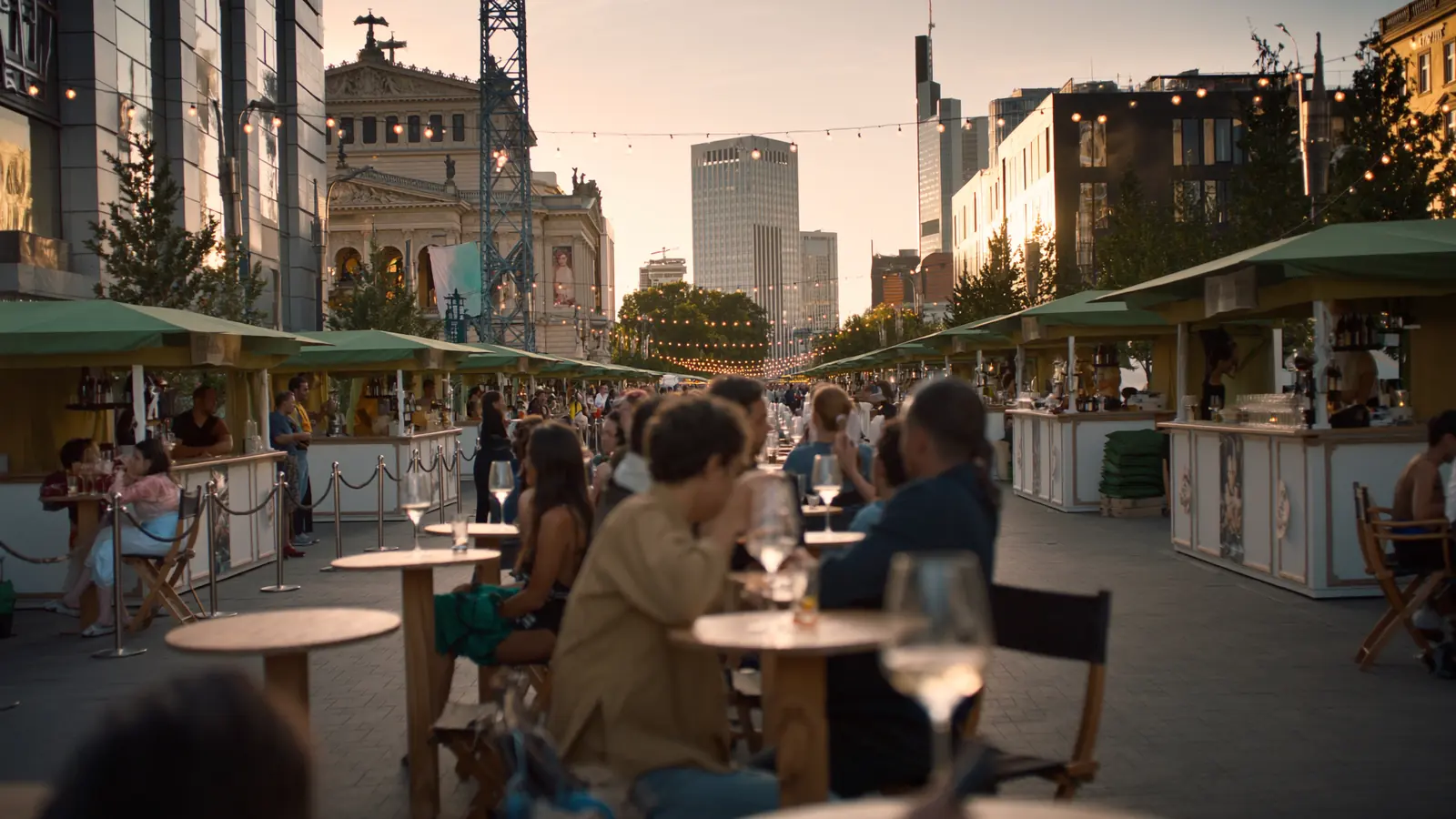 Weinstände und Stehtische auf Frankfurts Freßgass’ beim Rheingauer Weinmarkt (Symbolbild)
